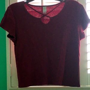 Short sleeve shirt with a cross opening at the top